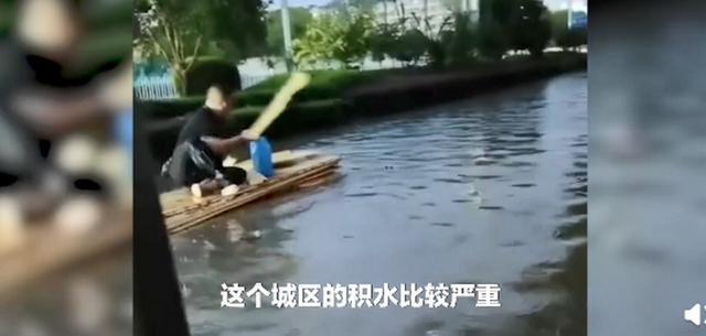 暴雨袭城，下班路被淹，男子自制木筏送女同事回家